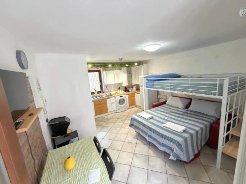 a small room with a bunk bed and a kitchen at Lemon House in Stezzano