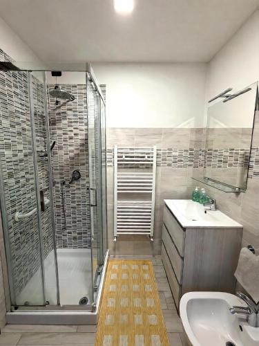 a bathroom with a shower and a sink and a toilet at Lemon House in Stezzano