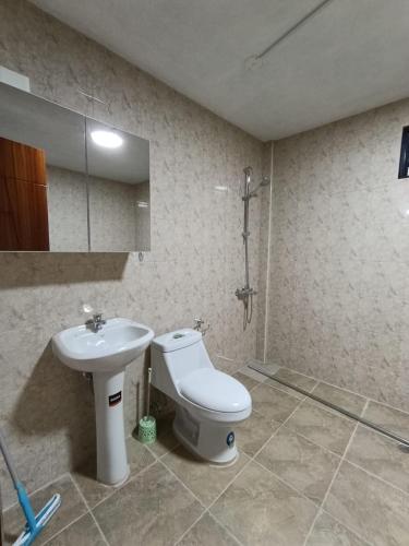 a bathroom with a toilet and a sink at Huset södra Quito in Quito