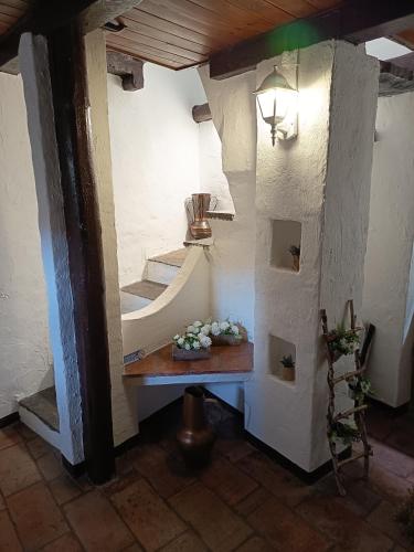 a room with a table with flowers on it at Le Lanterne in Albavilla