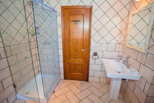 サンルーカル・デ・バラメダにあるAtico Sanlucarのバスルーム(シンク、シャワー、鏡付)
