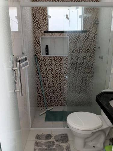 a small bathroom with a toilet and a shower at Casa Melcon in Aquiraz