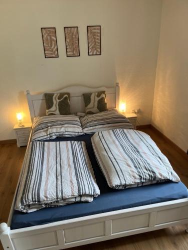 two beds sitting next to each other in a bedroom at Heckenstübchen in Simmerath