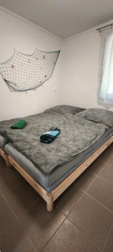 a bed sitting in a room with at A Görög kis Ház in Velence