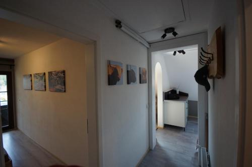 ein Zimmer mit einem Flur mit einer Tür und einigen Bildern in der Unterkunft Biber Lodge in Feldberg