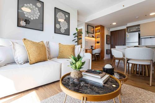 a living room with a white couch and a table at Stylish Luxury Apartment - Fully Equipped in Asunción