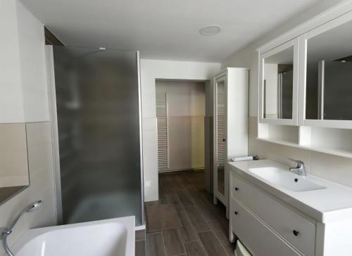 a bathroom with two sinks and a shower at Spreeperle in Lübbenau