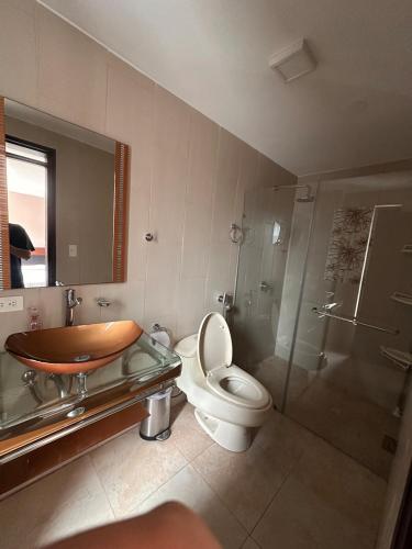 a bathroom with a toilet and a glass shower at Kasa Akiro in Juivi