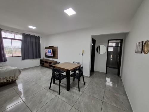 a living room with a table and a couch at Confortável & Bem Localizado! in Campo Grande