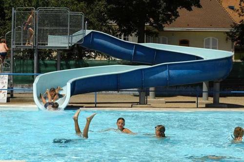 a group of people in a swimming pool with a slide at Camping 3 étoiles - Piscine - ccbgaae in Mens