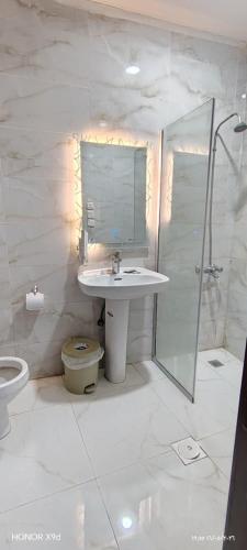 a bathroom with a sink and a shower and a toilet at فندق الراية الماسية in Mecca