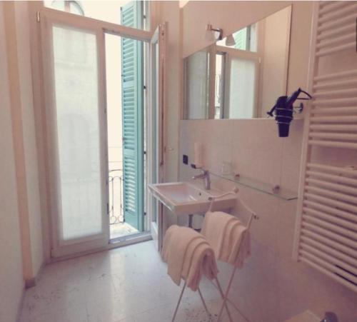 a bathroom with a sink and a mirror at Dimora 4 Spade in Verona