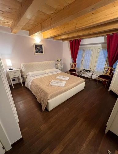 a large bedroom with a large bed and wooden floors at Dimora 4 Spade in Verona
