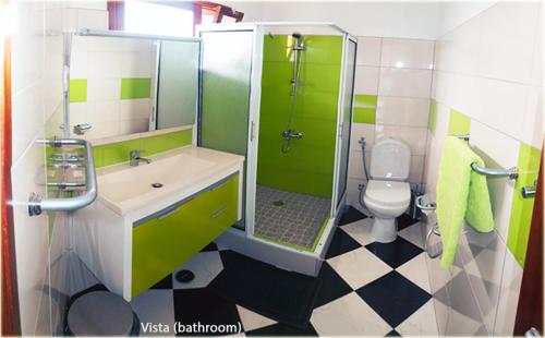 ein Badezimmer mit Waschbecken, Dusche und Toilette in der Unterkunft Solar Windelo in Mindelo