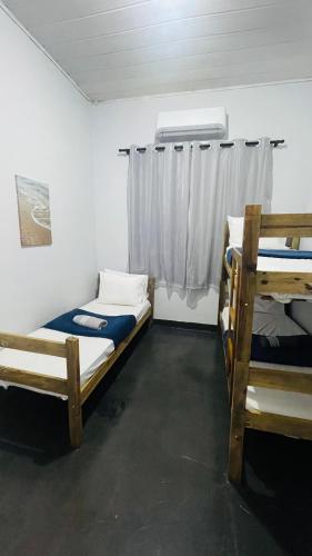 a room with two bunk beds and a window at Central Suites - Hospedagem Super Econômica in Rio Verde