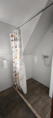 a bathroom with a staircase with a shelf of shells at Hattyú Vendégház in Gárdony