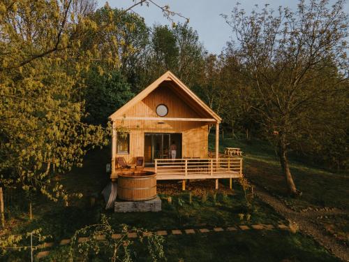 a small cabin in the middle of a field at ZenZug, a vendégház in PerÅ‘csÃ©ny