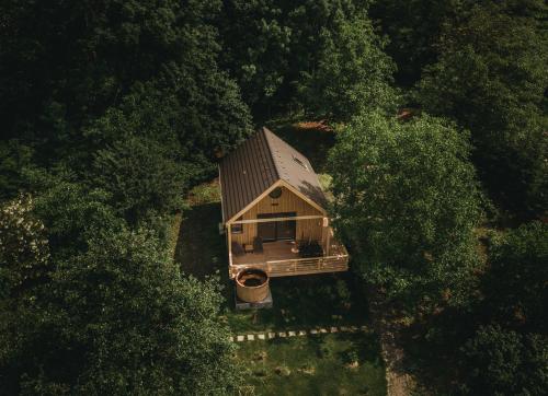 an overhead view of a cabin in the middle of trees at ZenZug, a vendégház in PerÅ‘csÃ©ny