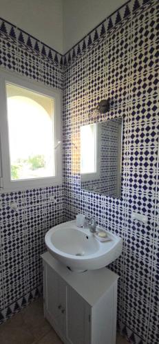 a bathroom with a sink and a mirror at Casa Esperanto in Béziers