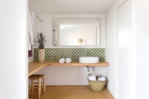 cocina con fregadero y espejo en la pared en Agroturismo Ses Talaies, en Ciutadella