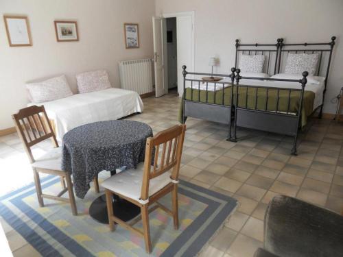 een slaapkamer met 2 bedden en een tafel en stoelen bij Tornoallariva b&b in Torno
