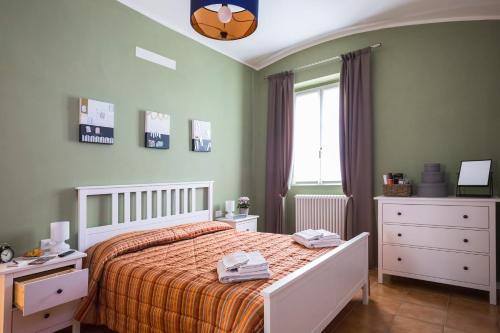 een slaapkamer met een bed en een basketbal aan de muur bij Polvara Trentuno Accommodations in Lecco