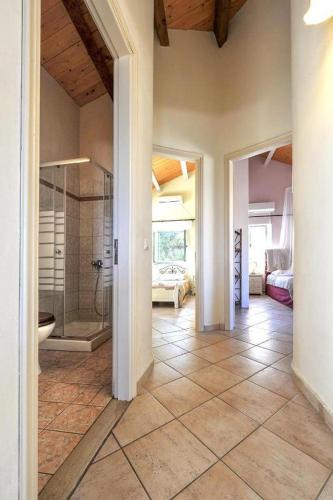 a room with a bathroom with a shower and a toilet at Villa Agathi in Anemogiannátika