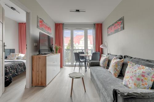 Mostek 2101 - Pink & Gray by Grand Apartments