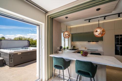 Hilltop Jakuzzi Penthouse