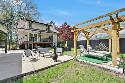 a backyard with a pergola and a house at Cozy Home Retreat by the River in Cressona