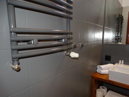 a bathroom with a sink and a mirror at W Starej Kamienicy in Gniezno
