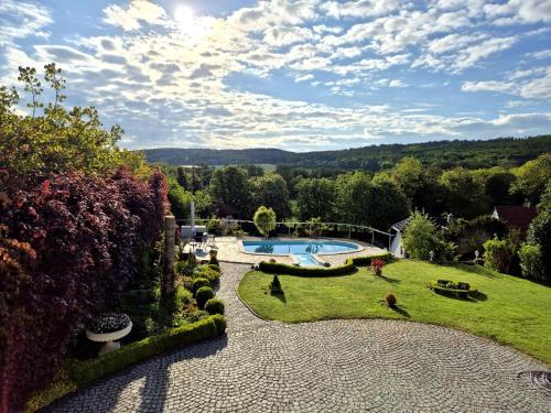 an aerial view of a garden with a swimming pool at Ihre Auszeit am Golfplatz in Meisdorf
