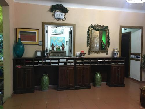 um quarto com um espelho e vasos na parede em Hotel Iberia - San Juan em San Juan