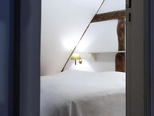 a bedroom with a white bed and a window at Ferienwohnung Hasenkate II - Boldevitzer Rügenkaten in Parchtitz