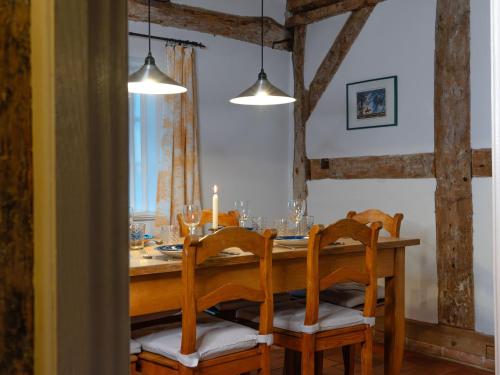 a dining room table with chairs and a candle on it at Ferienwohnung Hasenkate II - Boldevitzer Rügenkaten in Parchtitz