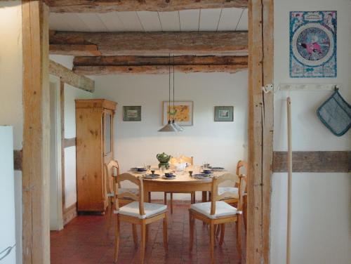 a dining room with a table and chairs at Ferienwohnung Hasenkate I - Boldevitzer Rügenkaten in Parchtitz