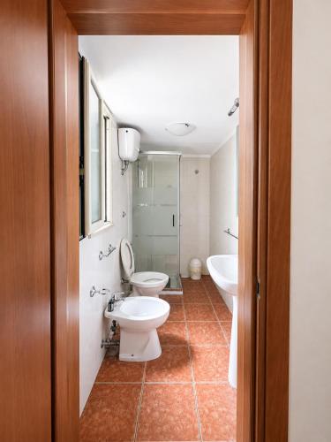 a bathroom with two toilets and a sink at Camera Cafè Affitta camere in Nardò