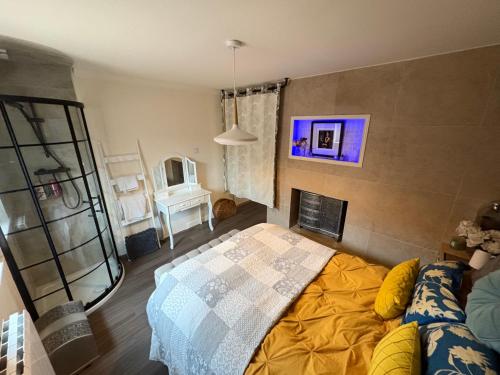 a bedroom with a yellow bed in a room at Sunset at Horizon in Castel
