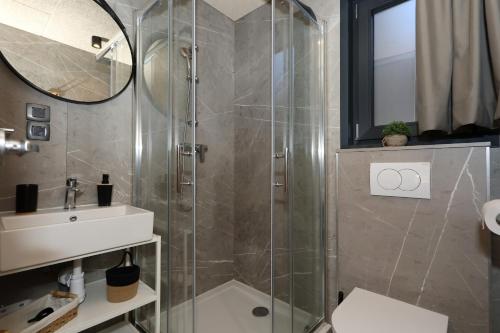 a bathroom with a shower and a sink at Strandhaus Ahoi 17, Terrasse mit Meerblick, Privatstrand, 2 Badezimmer in Drage