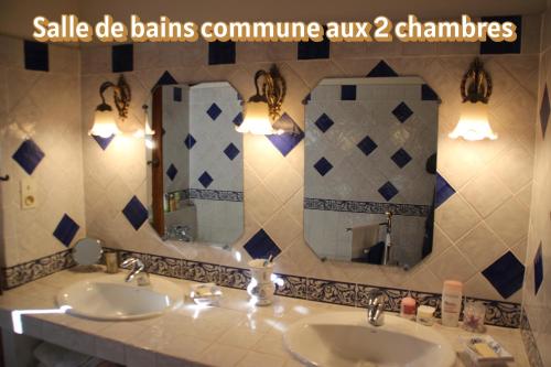 a bathroom with two sinks and two mirrors at Chambres d'hôtes Elisa & Etienne in Manosque