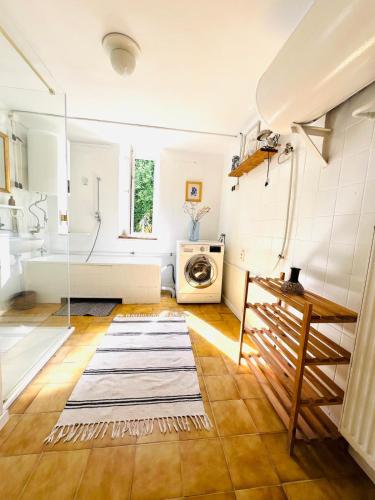 a kitchen with a washer and dryer in a room at Dom Verte z ogrodem na Jurze in Turów Celiny