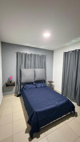 a bedroom with a bed with a blue blanket at Departamento scorpio in Tuxtla Gutiérrez