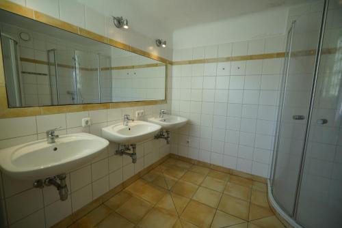 a bathroom with two sinks and a shower at Feriencamp Sibley - Gruppenhaus im Nationalpark Kalkalpen in Laussa