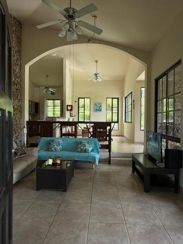 a living room with a blue couch and a table at Casa Flussy in Sorá