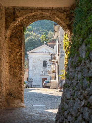 an archway on a street with a building in the background at Da Nonna Pasqualina in Ciorlano