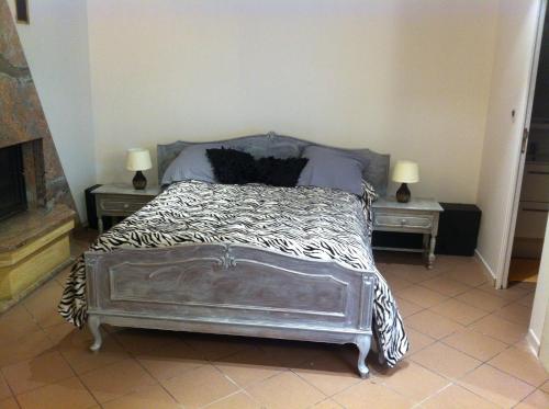 a bedroom with a bed with two nightstands and two lamps at les gites de l'océan indien in Batzendorf