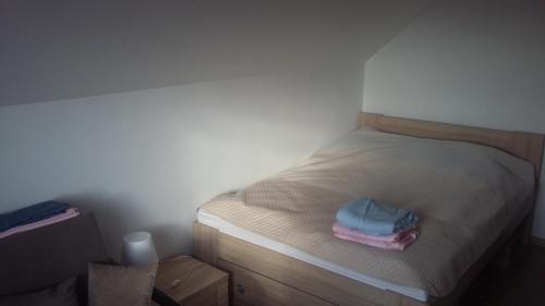 een kleine slaapkamer met een bed met twee dozen bij Dom Nad Morzem Kinga in Smołdziński Las