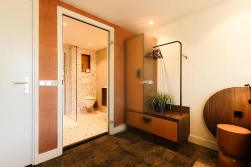 a bathroom with a shower and a toilet at De Herbergh van Flielant in Oost-Vlieland