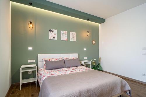 a bedroom with a bed and a green wall at La Porta Verde 8 - Relax vicino Parma in Collecchio