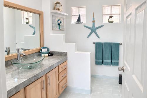 a bathroom with a sink and a counter with a mirror at Updated Beachfront Condo on Sandy Beach, Las Palmas Resort, 24hrs Security, Free Parking, Free Wi-Fi in Puerto Peñasco